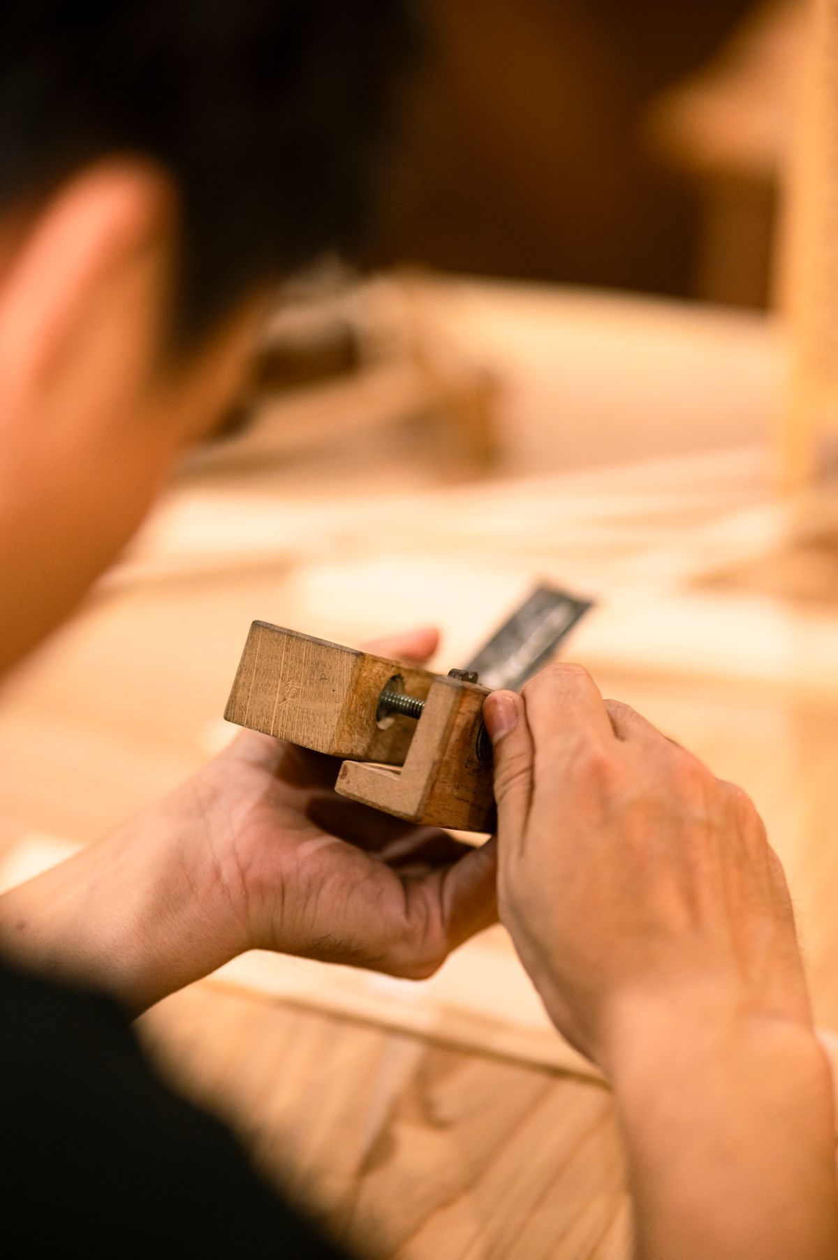 鉋を持つ大工の手元