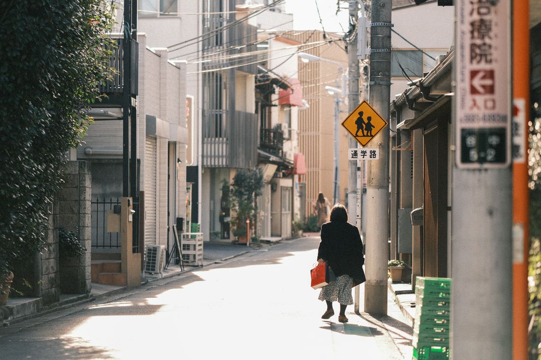昼下がりの明るい商店街の通り