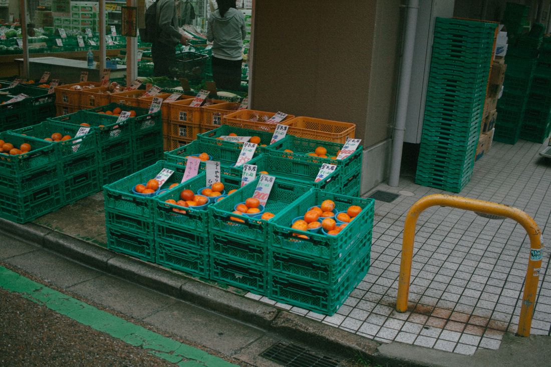 果物屋の店先に並ぶオレンジ