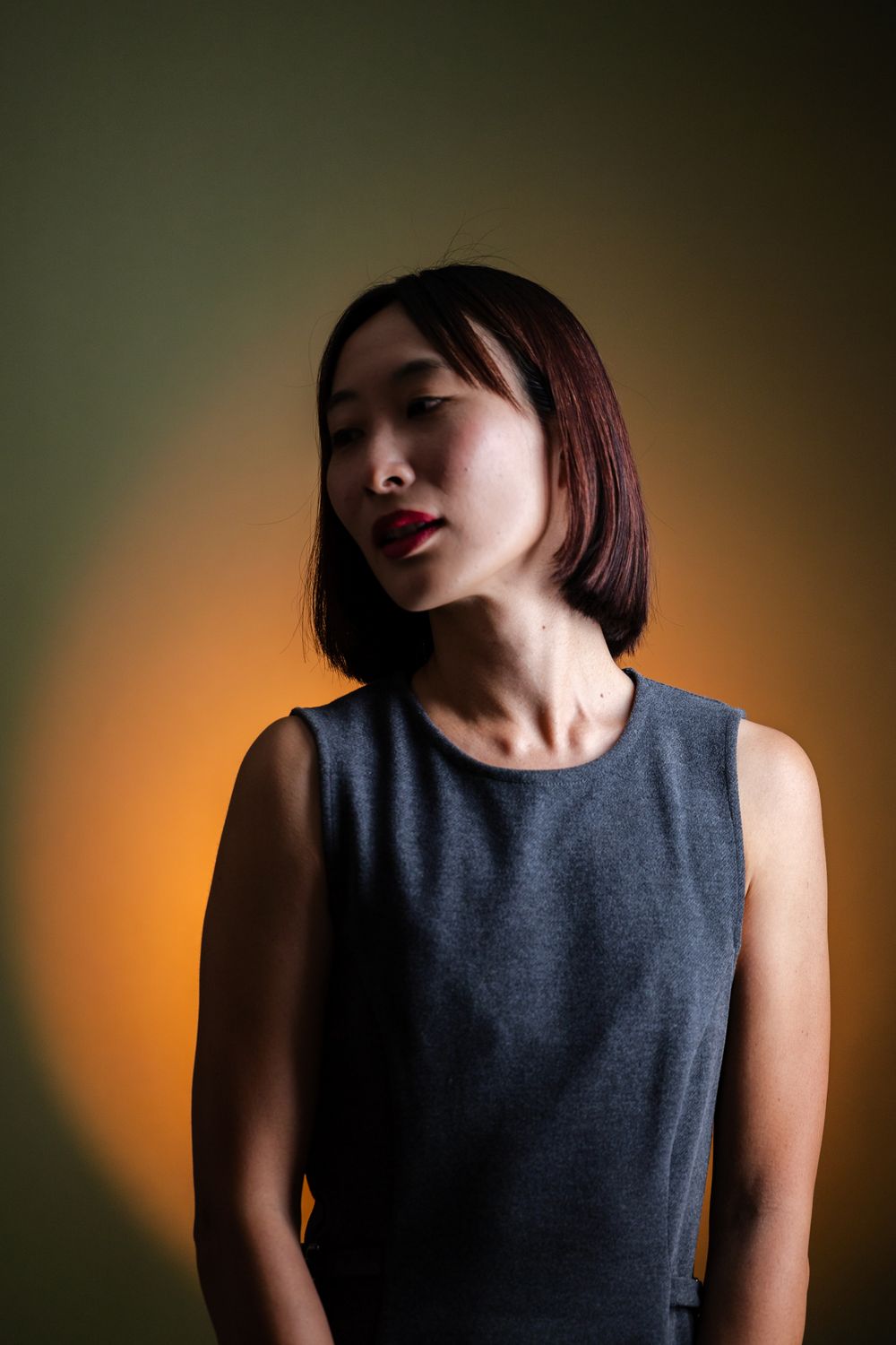 残光を背にした女性のポートレート