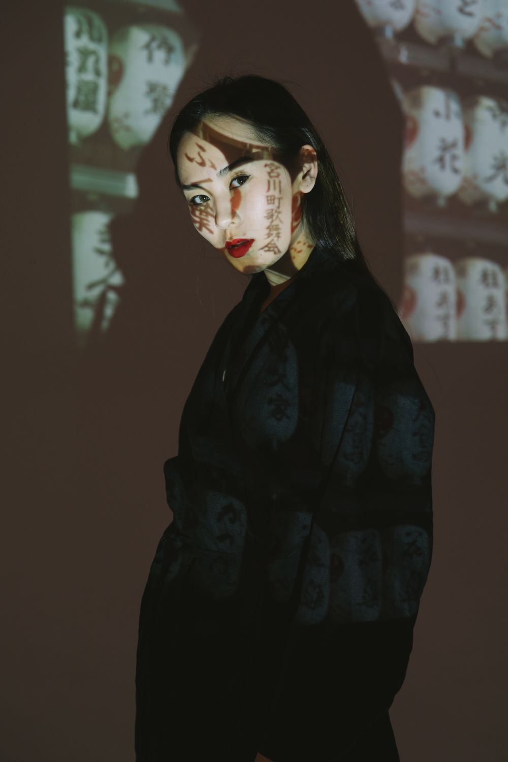 提灯の映像が投影された女性のポートレート