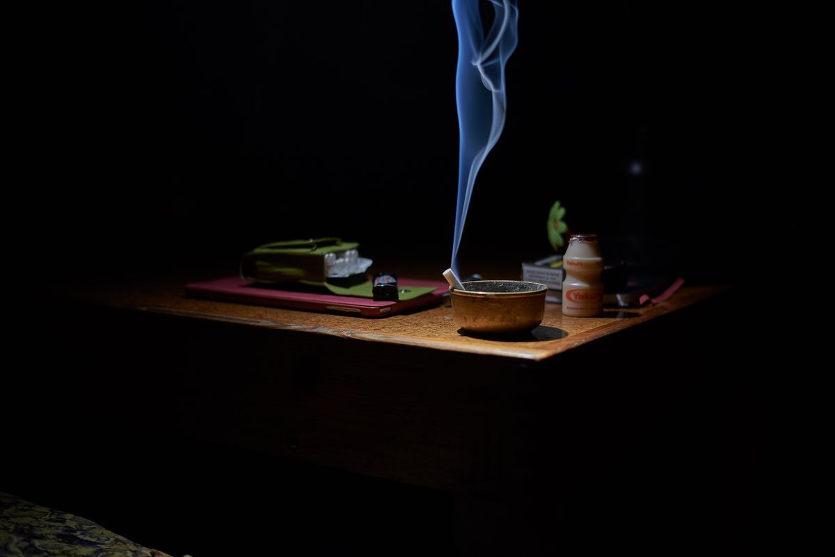 卓上に立ちのぼる一筋の煙