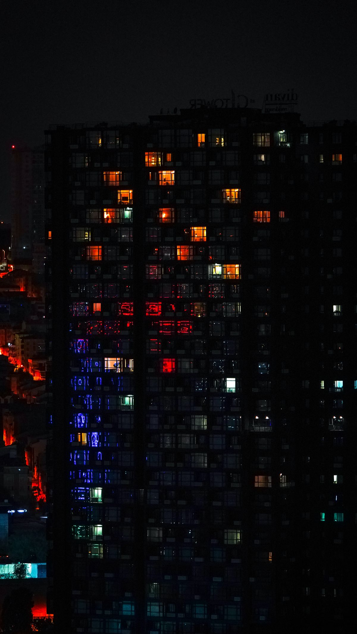 窓明かりの灯る夜の集合住宅