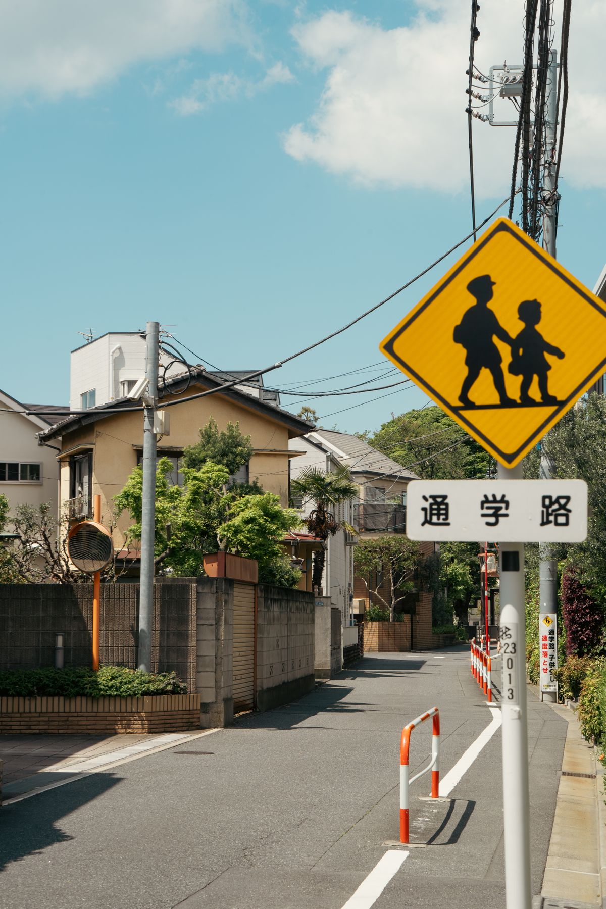 通学路の標識がある燕ヶ丘の住宅街