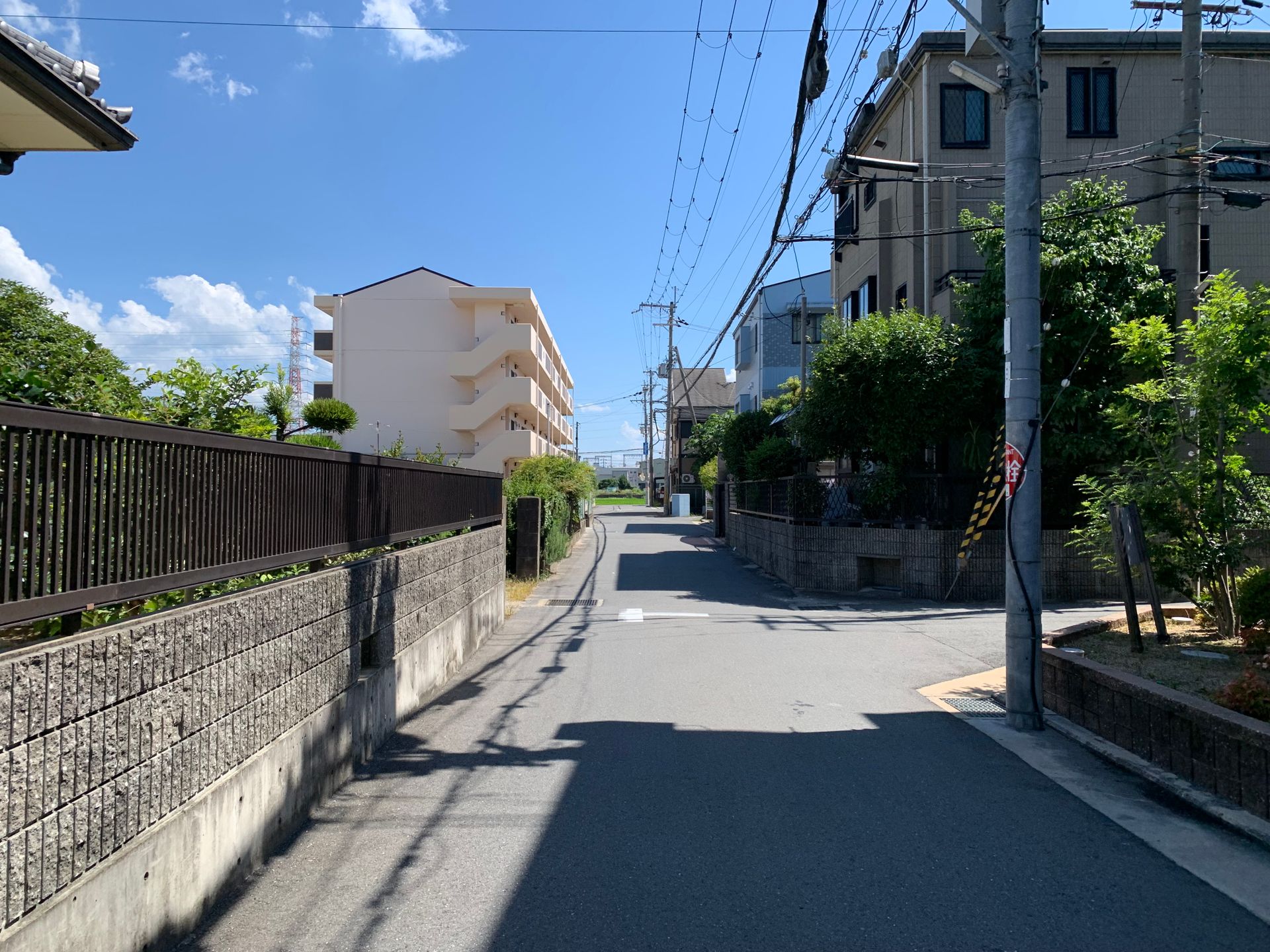 晴れた日の燕ヶ丘の住宅街