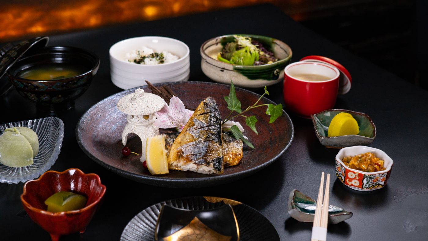 焼き魚と小鉢が並ぶ会席の膳