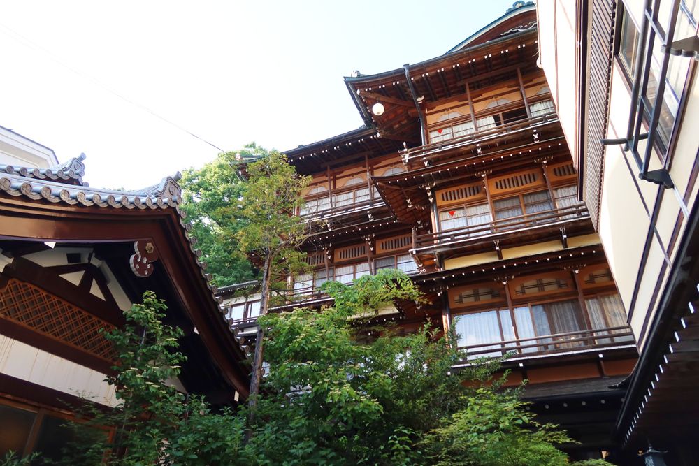 山あいに建つ木造の宿の外観