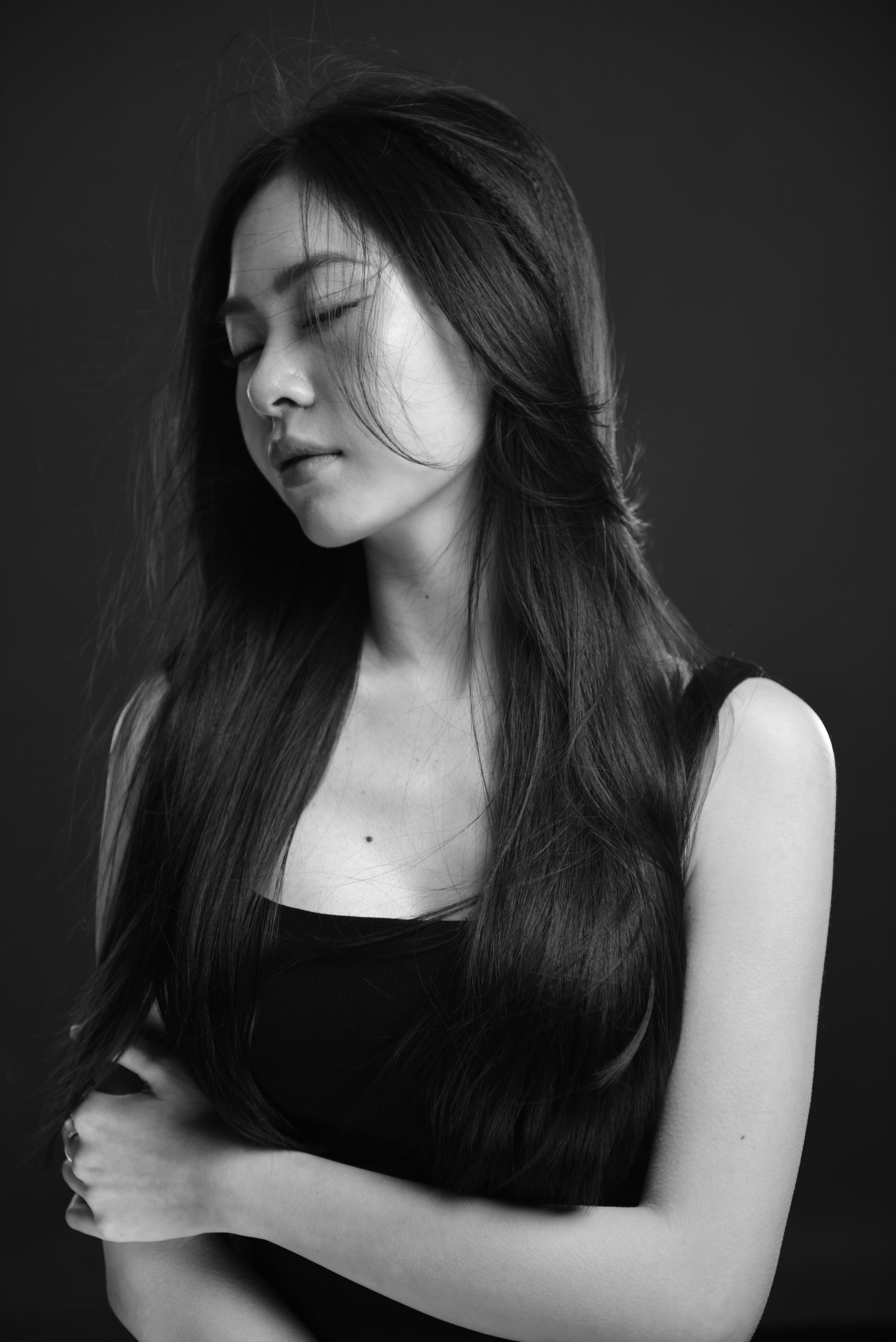 長い黒髪の女性のポートレート