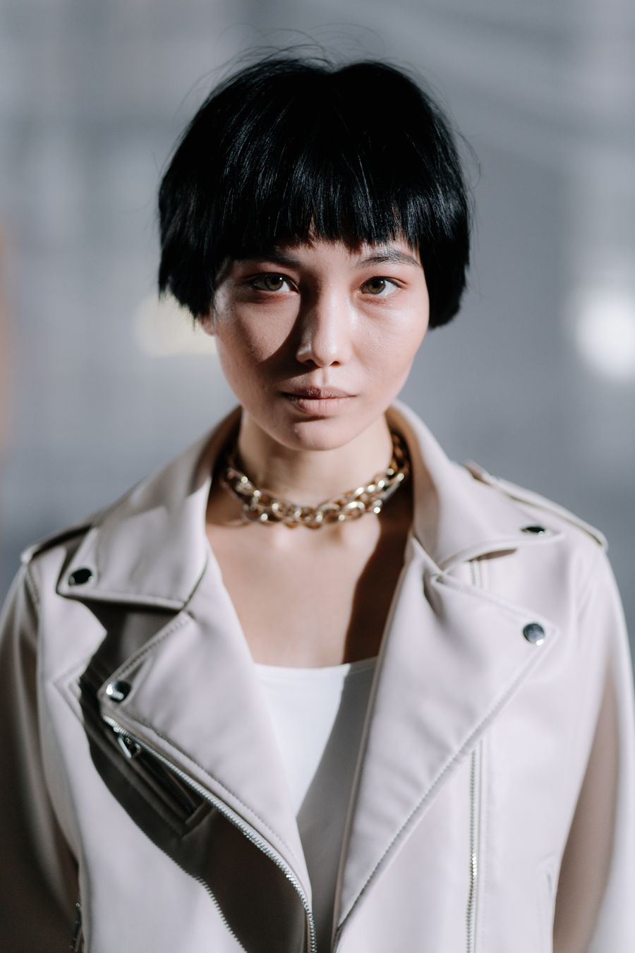 ミニボブスタイルの女性のポートレート