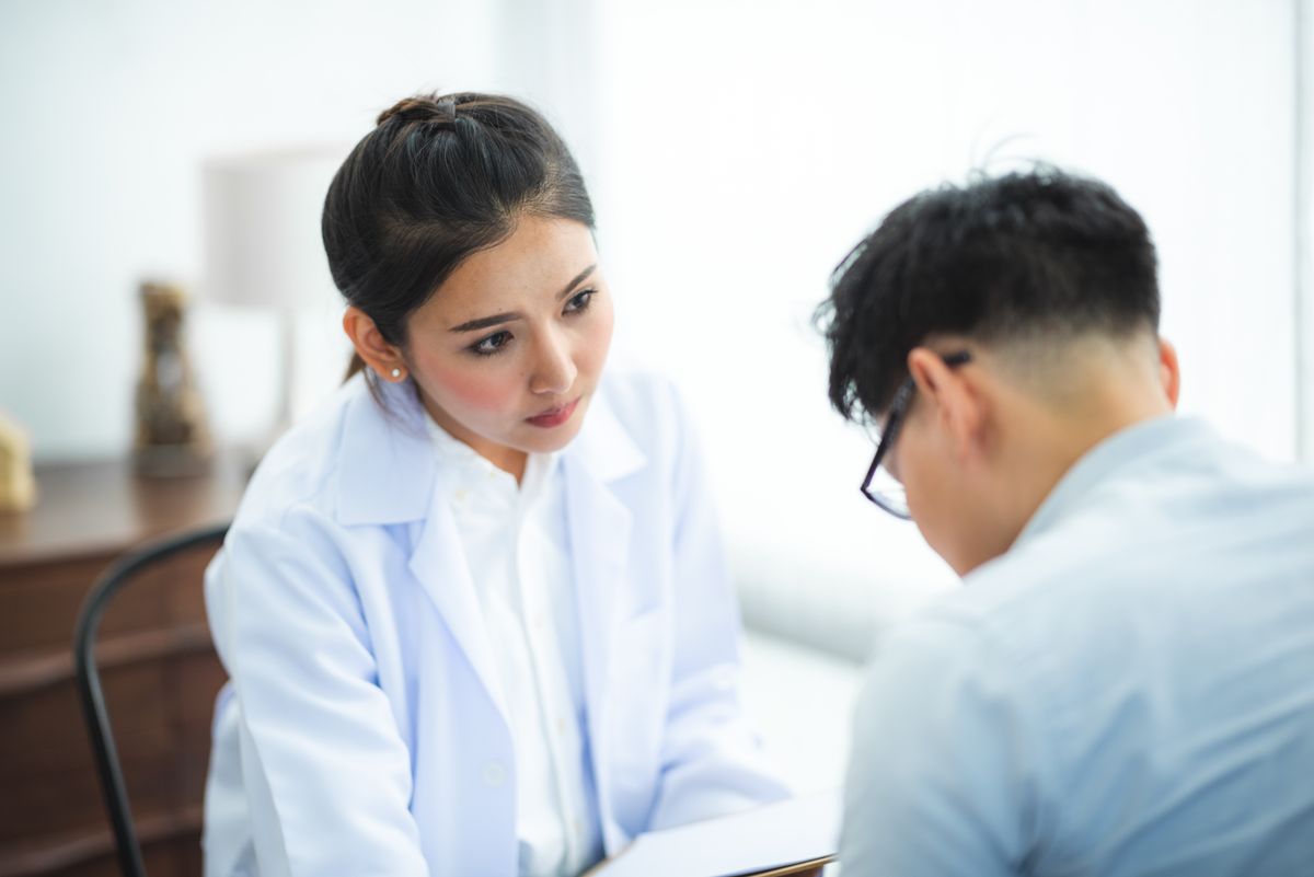 問診で患者の話を聞くスタッフ